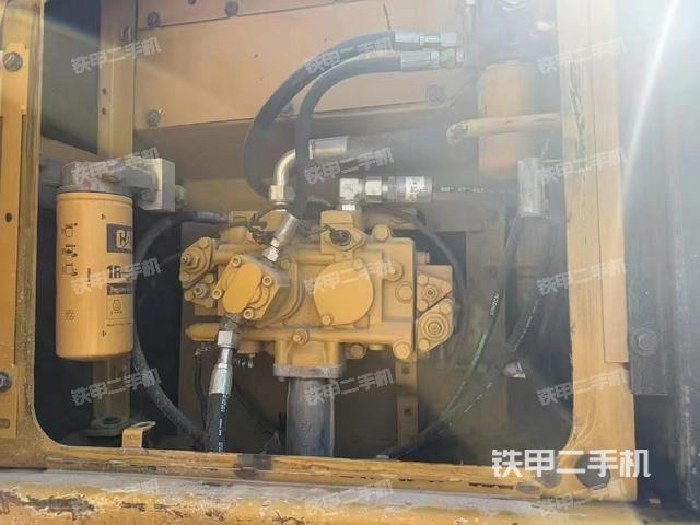 液壓泵艙室正面整體(整機外觀) 液壓泵艙室正面整體(整機外觀)