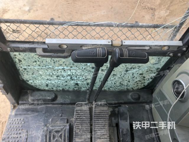 行走控制手柄和踏板?俯拍(駕駛室部分) 行走控制手柄和踏板?俯拍(駕駛室部分)