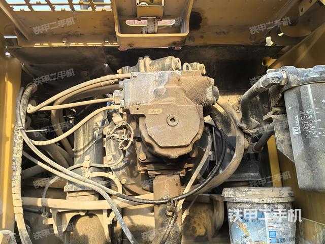 液压泵舱室正面整体（整机外观）