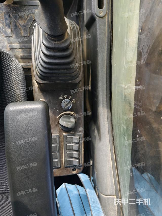 座椅右侧控制台/钥匙门/油门/含右手柄(驾驶室部分) 座椅右侧控制台/钥匙门/油门/含右手柄(驾驶室部分)