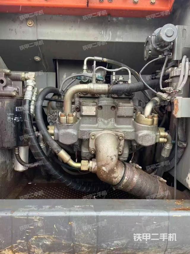 液壓泵艙室正面整體(整機(jī)外觀) 液壓泵艙室正面整體(整機(jī)外觀)