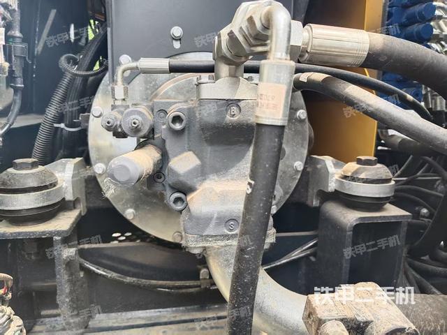 液壓泵艙室正面整體(整機(jī)外觀) 液壓泵艙室正面整體(整機(jī)外觀)