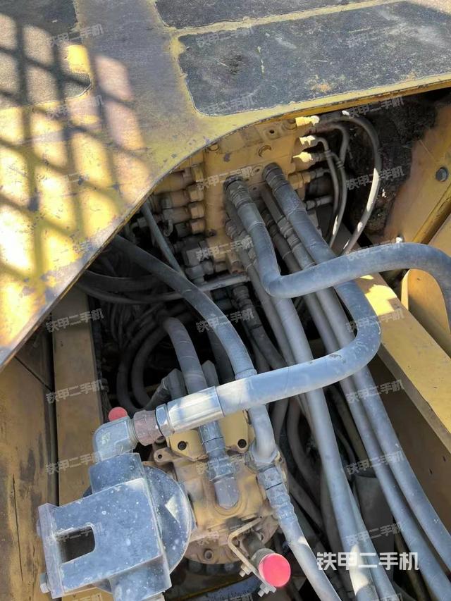 回转马达和主控阀（整机外观）