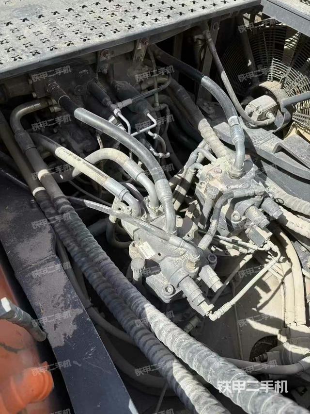 回轉(zhuǎn)馬達(dá)和主控閥(整機(jī)外觀) 回轉(zhuǎn)馬達(dá)和主控閥(整機(jī)外觀)