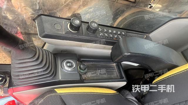 座椅右側(cè)控制臺(tái)/鑰匙門/油門/含右手柄（駕駛室部分）