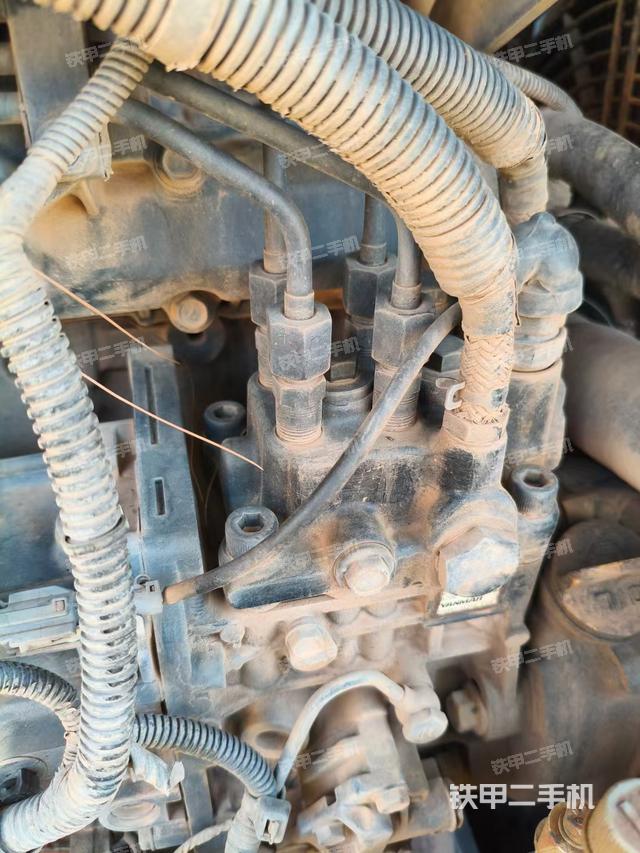 液壓泵艙室正面整體（整機外觀）