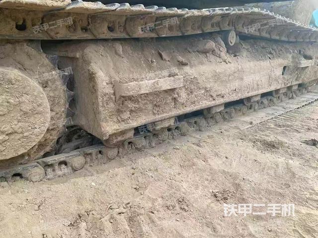 單側(cè)履帶整體(整機外觀) 單側(cè)履帶整體(整機外觀)
