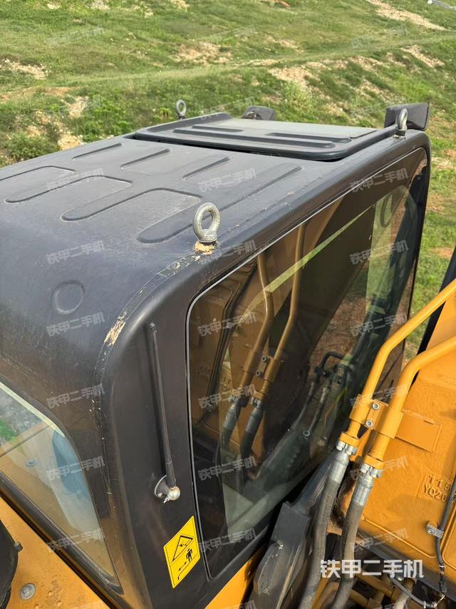 駕駛室頂部（整機外觀）