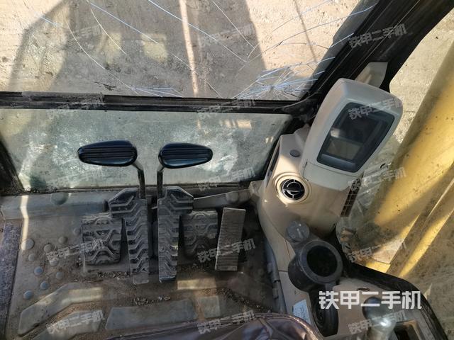 行走控制手柄和踏板 俯拍(驾驶室部分) 行走控制手柄和踏板 俯拍(驾驶室部分)