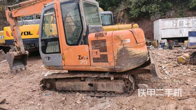 駕駛室頂部(整機(jī)外觀) 駕駛室頂部(整機(jī)外觀)
