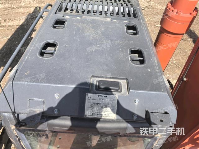 駕駛室頂部(整機(jī)外觀) 駕駛室頂部(整機(jī)外觀)