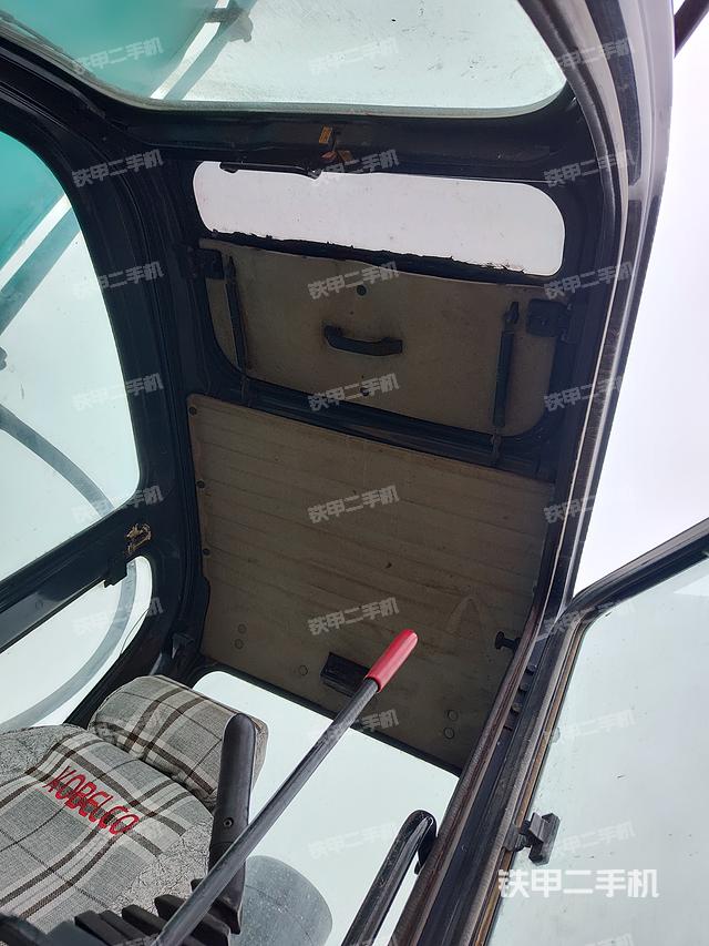 駕駛室頂部(整機(jī)外觀) 駕駛室頂部(整機(jī)外觀)