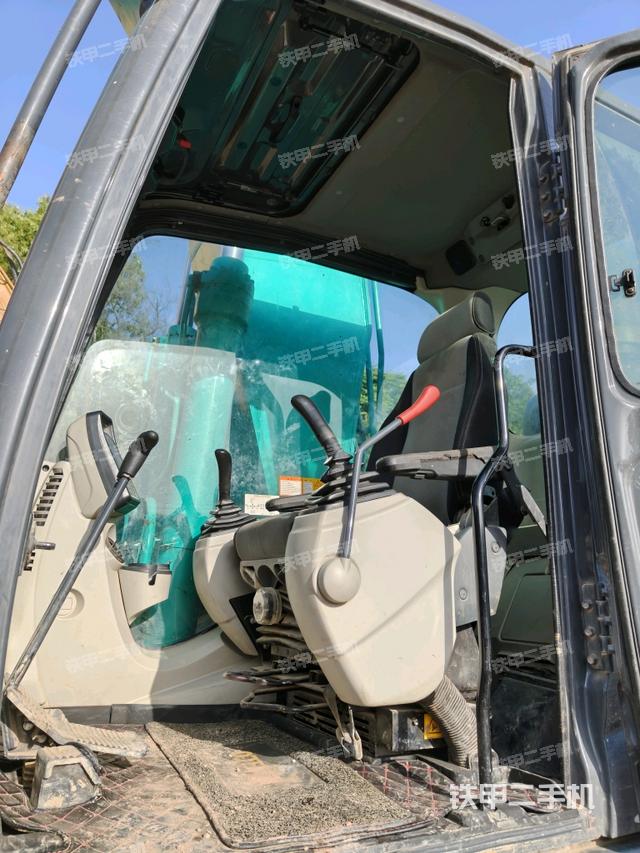 座椅右側控制臺/鑰匙門/油門/含右手柄（駕駛室部分）