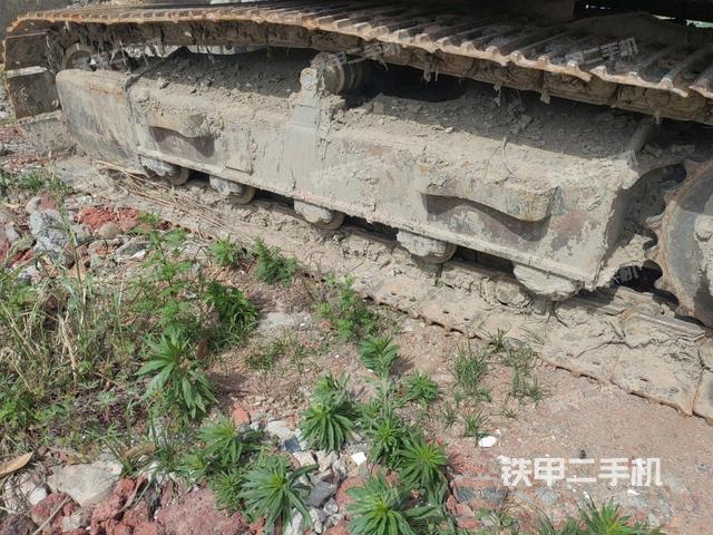 單側(cè)履帶整體(整機(jī)外觀) 單側(cè)履帶整體(整機(jī)外觀)