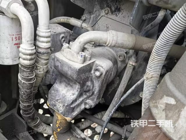 液壓泵艙室正面整體(整機外觀) 液壓泵艙室正面整體(整機外觀)