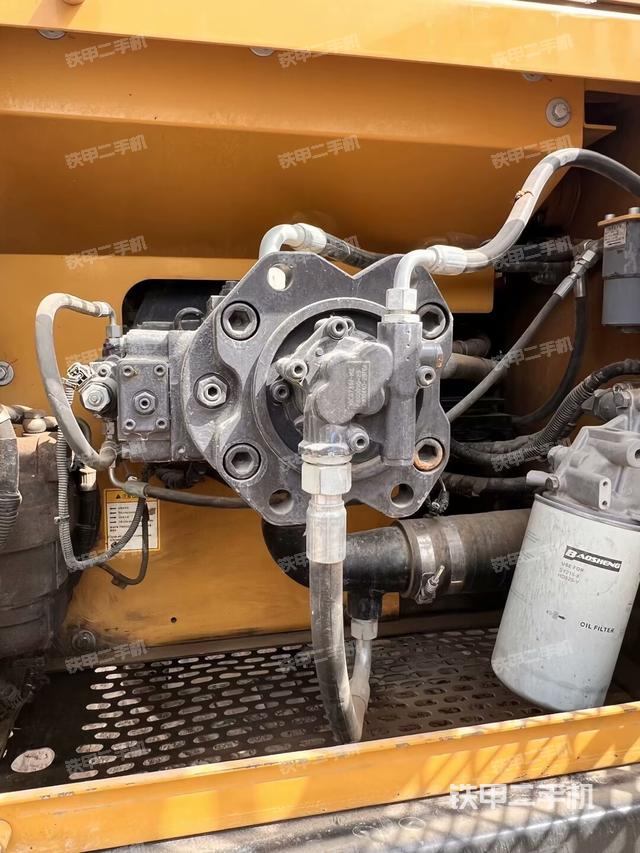 液壓泵艙室正面整體(整機(jī)外觀) 液壓泵艙室正面整體(整機(jī)外觀)