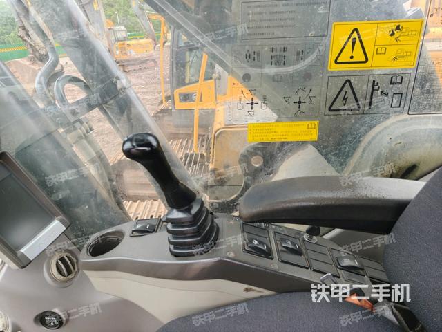 行走控制手柄和踏板?俯拍(駕駛室部分) 行走控制手柄和踏板?俯拍(駕駛室部分)