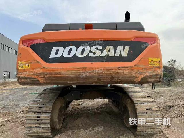 駕駛室頂部(整機(jī)外觀) 駕駛室頂部(整機(jī)外觀)