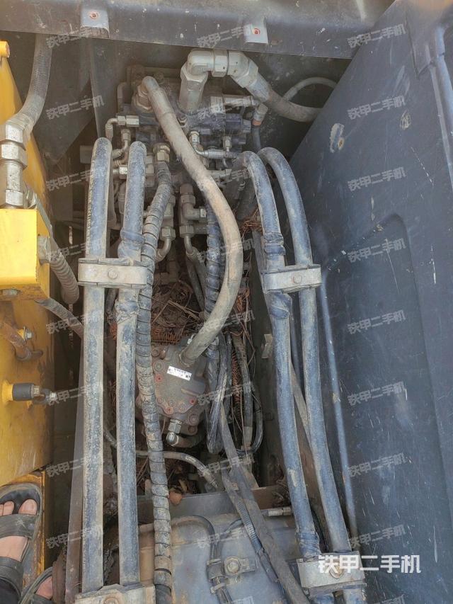 回轉(zhuǎn)馬達(dá)和主控閥(整機(jī)外觀) 回轉(zhuǎn)馬達(dá)和主控閥(整機(jī)外觀)