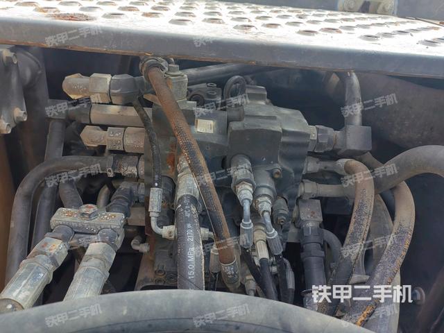 回轉(zhuǎn)馬達(dá)和主控閥(整機(jī)外觀) 回轉(zhuǎn)馬達(dá)和主控閥(整機(jī)外觀)