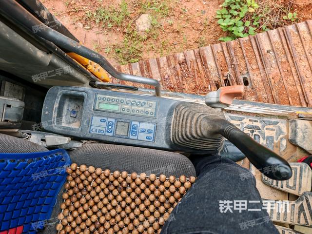 座椅左侧控制台/音响/含左手柄(驾驶室部分) 座椅左侧控制台/音响/含左手柄(驾驶室部分)