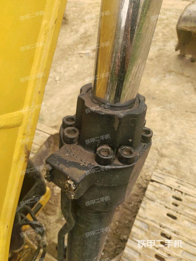 大臂油缸整体 竖拍（工作和回转装置）