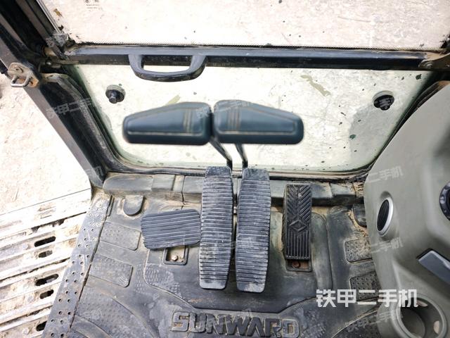 行走控制手柄和踏板?俯拍(駕駛室部分) 行走控制手柄和踏板?俯拍(駕駛室部分)