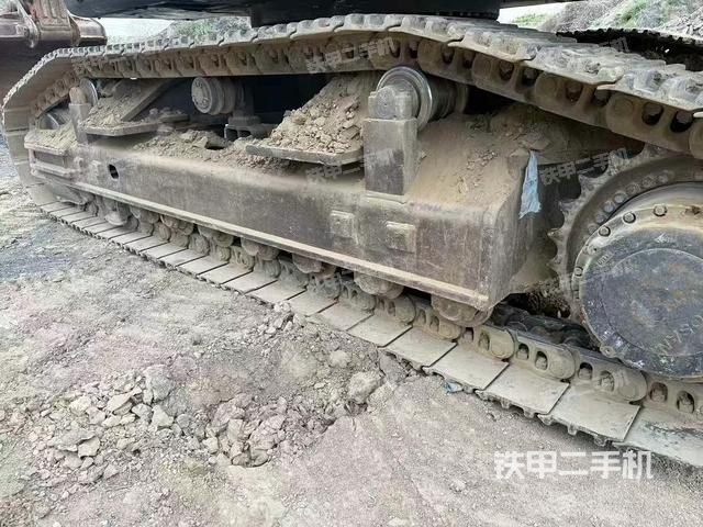 單側(cè)履帶整體(整機(jī)外觀) 單側(cè)履帶整體(整機(jī)外觀)