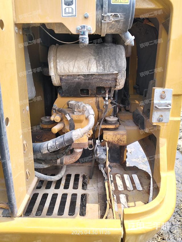 液压泵舱室正面整体（整机外观）