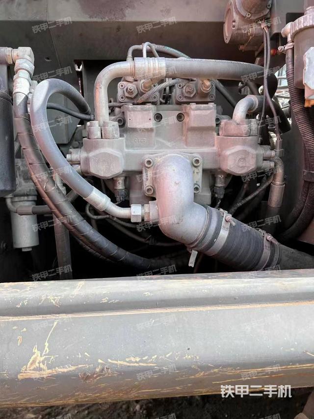 液壓泵艙室正面整體(整機外觀) 液壓泵艙室正面整體(整機外觀)