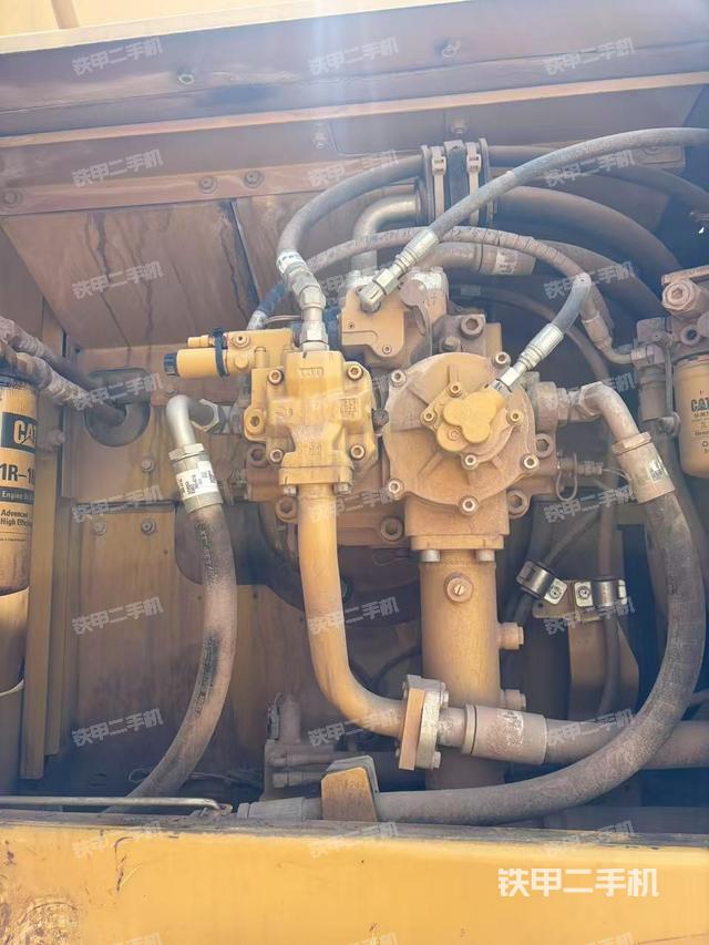 液壓泵艙室正面整體（整機外觀）