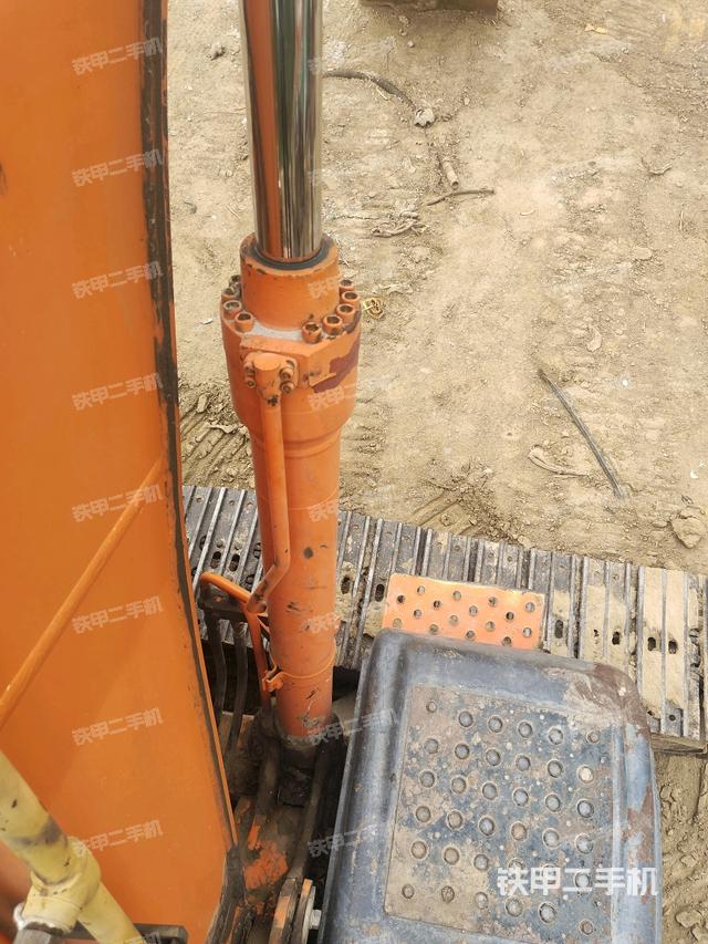 大臂油缸整体 竖拍(工作和回转装置) 大臂油缸整体 竖拍(工作和回转装置)