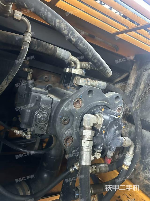 液压泵舱室正面整体（整机外观）