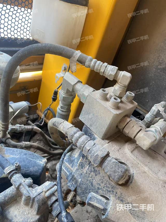 液壓泵艙室正面整體(整機(jī)外觀) 液壓泵艙室正面整體(整機(jī)外觀)