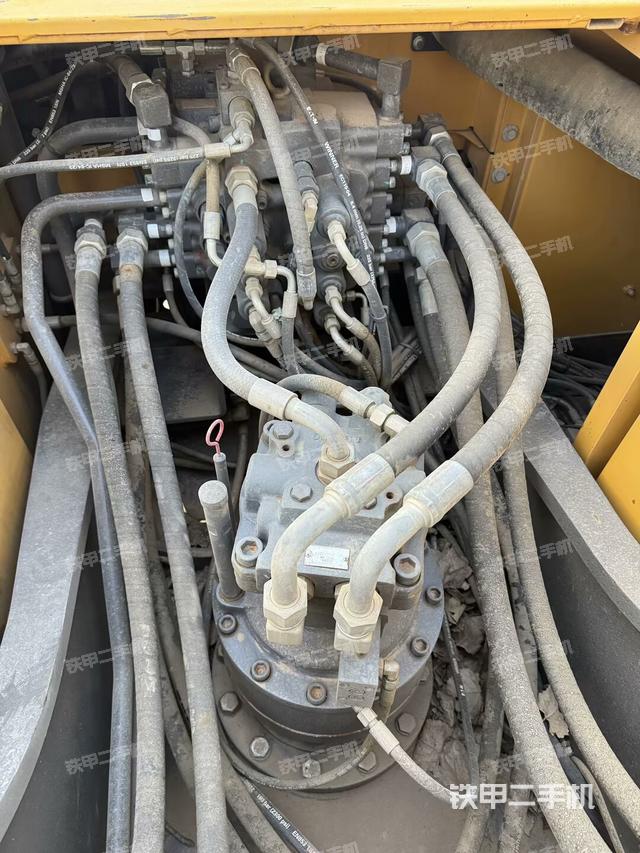 回轉(zhuǎn)馬達(dá)和主控閥（整機(jī)外觀）