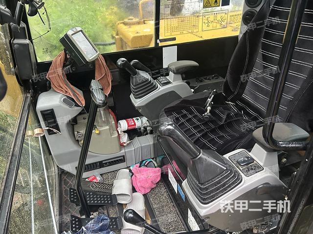 驾驶室整体(整机外观) 驾驶室整体(整机外观)