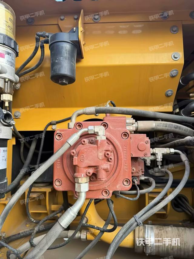 液压泵舱室正面整体(整机外观) 液压泵舱室正面整体(整机外观)