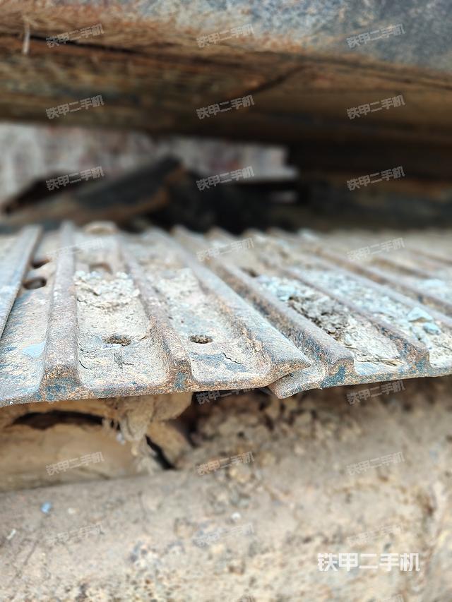 單側(cè)履帶整體(整機(jī)外觀) 單側(cè)履帶整體(整機(jī)外觀)