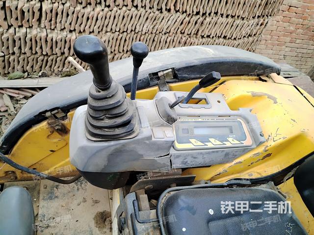 座椅右側(cè)控制臺(tái)/鑰匙門/油門/含右手柄（駕駛室部分）