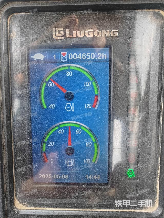 液壓泵艙室正面整體(整機外觀) 液壓泵艙室正面整體(整機外觀)