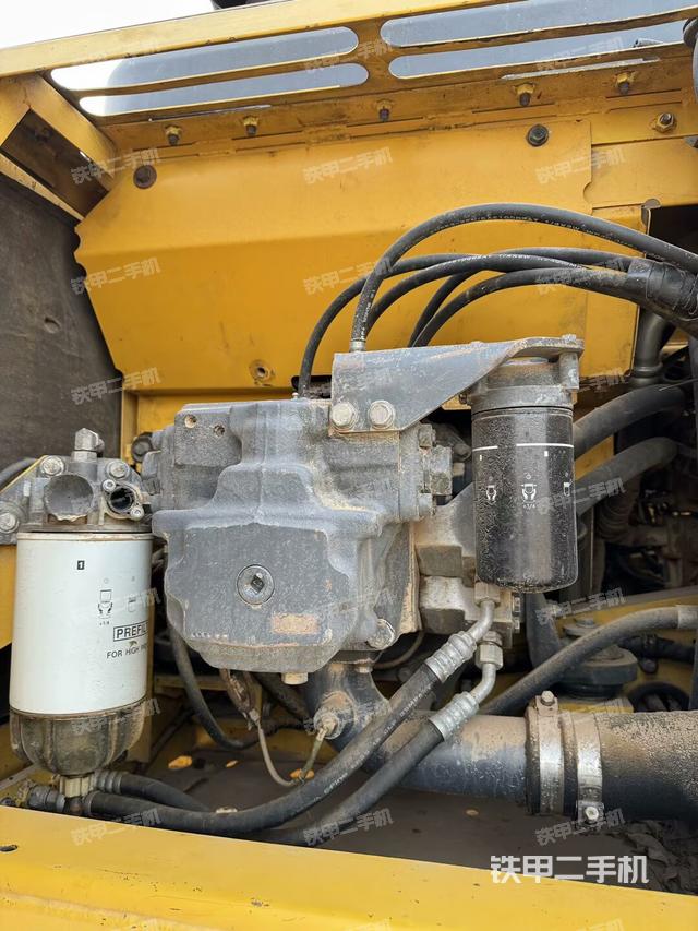 液壓泵艙室正面整體(整機(jī)外觀) 液壓泵艙室正面整體(整機(jī)外觀)