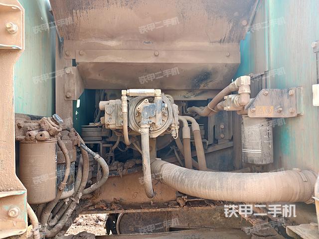 液壓泵艙室正面整體(整機(jī)外觀) 液壓泵艙室正面整體(整機(jī)外觀)