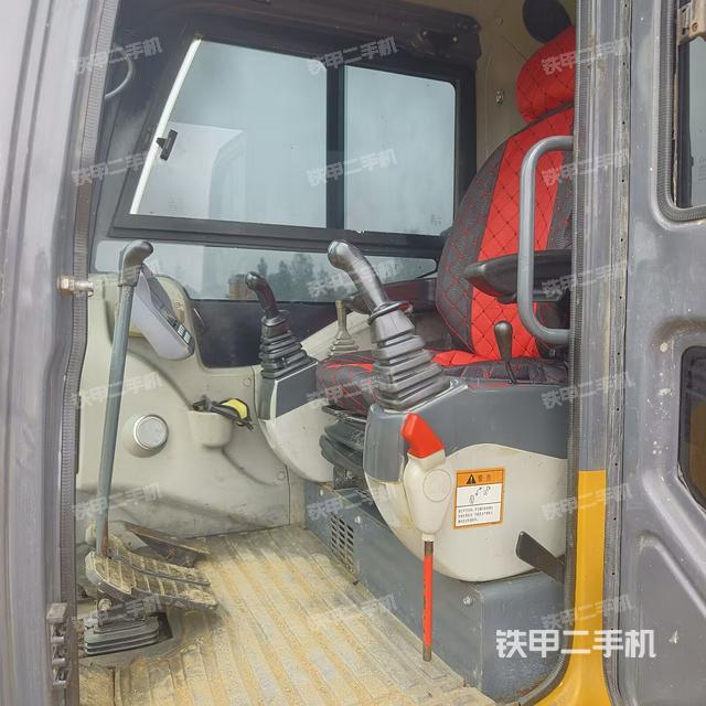 駕駛室頂部(整機(jī)外觀) 駕駛室頂部(整機(jī)外觀)