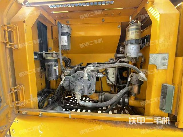 液压泵舱室正面整体（整机外观）