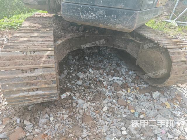 转盘和下车架正前(工作和回转装置) 转盘和下车架正前(工作和回转装置)