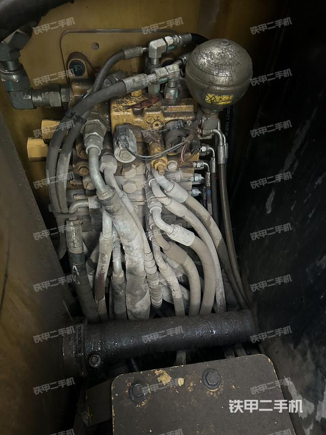 回转马达和主控阀(整机外观) 回转马达和主控阀(整机外观)