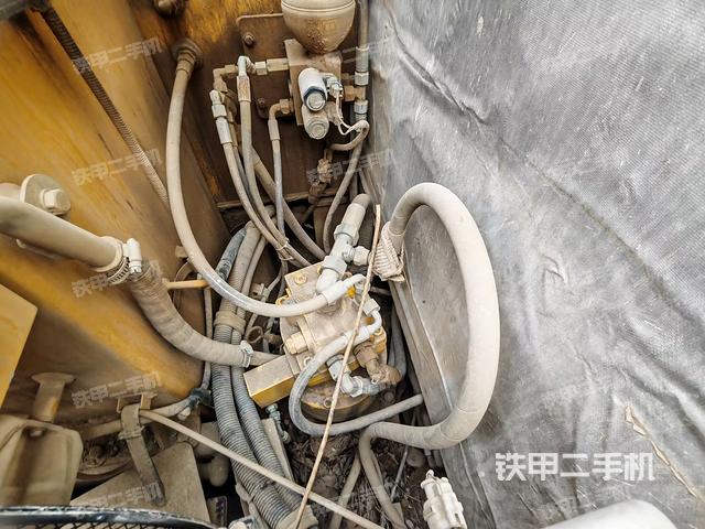 回轉(zhuǎn)馬達和主控閥(整機外觀) 回轉(zhuǎn)馬達和主控閥(整機外觀)