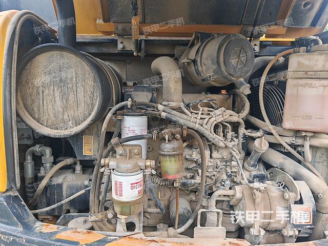 回轉(zhuǎn)馬達和主控閥(整機外觀) 回轉(zhuǎn)馬達和主控閥(整機外觀)