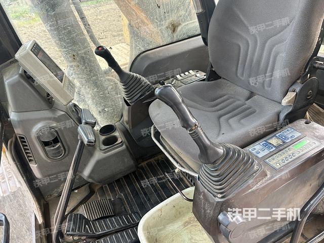 駕駛室整體(整機(jī)外觀) 駕駛室整體(整機(jī)外觀)