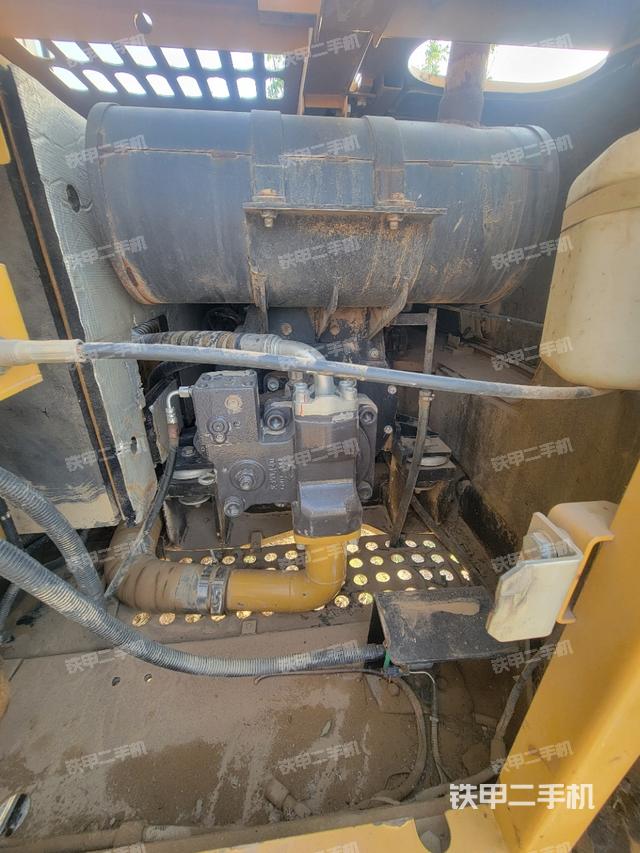 液壓泵艙室正面整體(整機外觀) 液壓泵艙室正面整體(整機外觀)